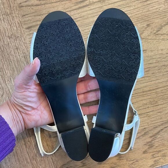 SOFT STYLE.  WHITE SPARKLE SANDALS.  NEW. - Picture 5 of 11